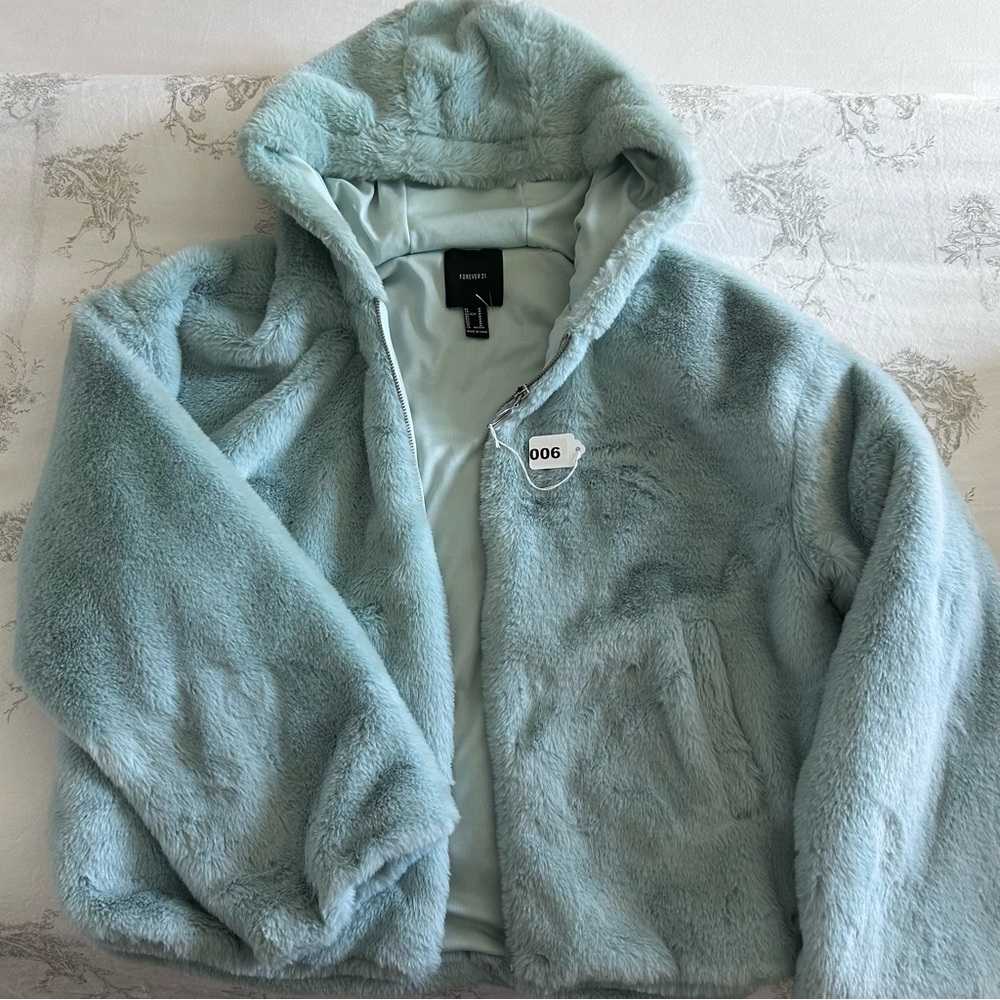 Soft faux fur bomber jacket 🩵🩵 - Picture 3 of 4